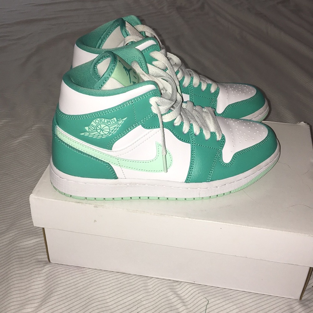 brand new only wore once , mid teal and white jordans